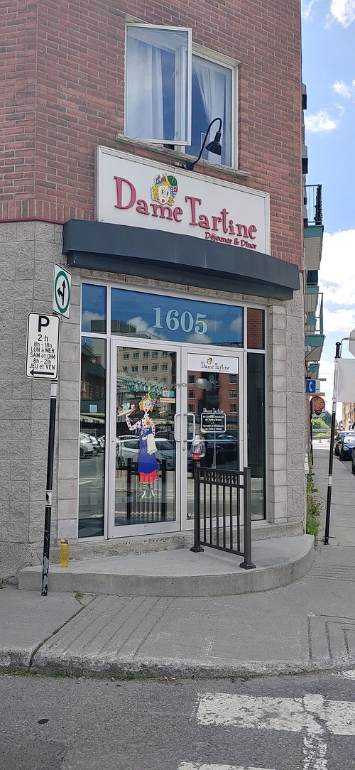 Vue de l'entrée du restaurant at Dame Tartine  in Saint-hyacinthe