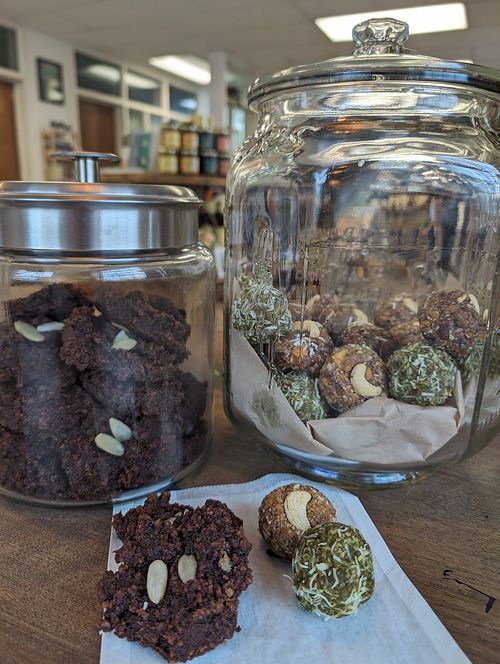 Boule d'énergie et biscuit végétalien cru at La Cambuse Epicerie en Vrac in Saint-jean-port-joli