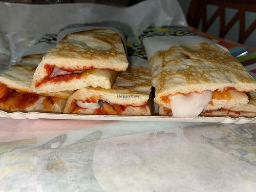 Una delle migliori pizzerie al taglio dell'hinterland di Cagliari con oltre 40 anni di storia. Consigliatissima, senza strutto e con la mozzarella vegana veramente ottima! at Pizzeria Pit Stop in Sestu
