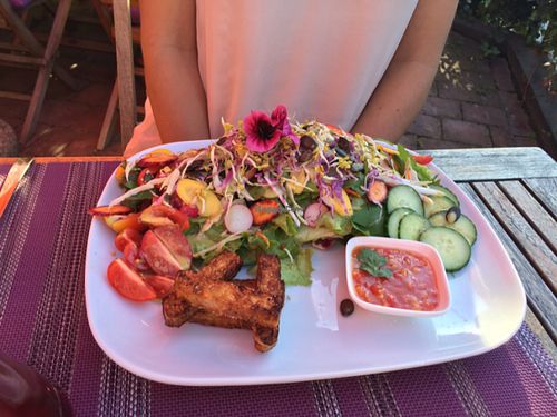 Salat mit Tempeh-Sticks at Karin's in Erding