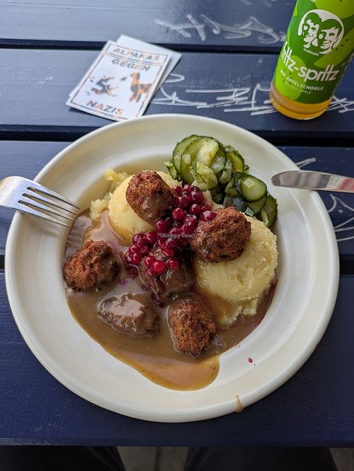 Vegan Kartoffelstampf and meatballs at Möllers Köttbullar - Danziger Str. in Berlin