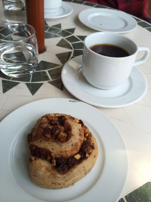 Cinnamon roll and coffee at Veggie Cafe in Kyoto