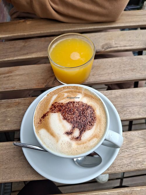Frisch gepresser O-Saft und Cappuccino mit Kiwi-Muster 😍 at Kiwi Corner  in Mainz