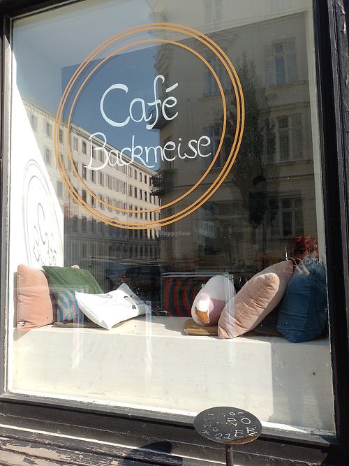 Mit Meisen-Deko auf Kissen und Karte ♥️ at Backmeise in Leipzig