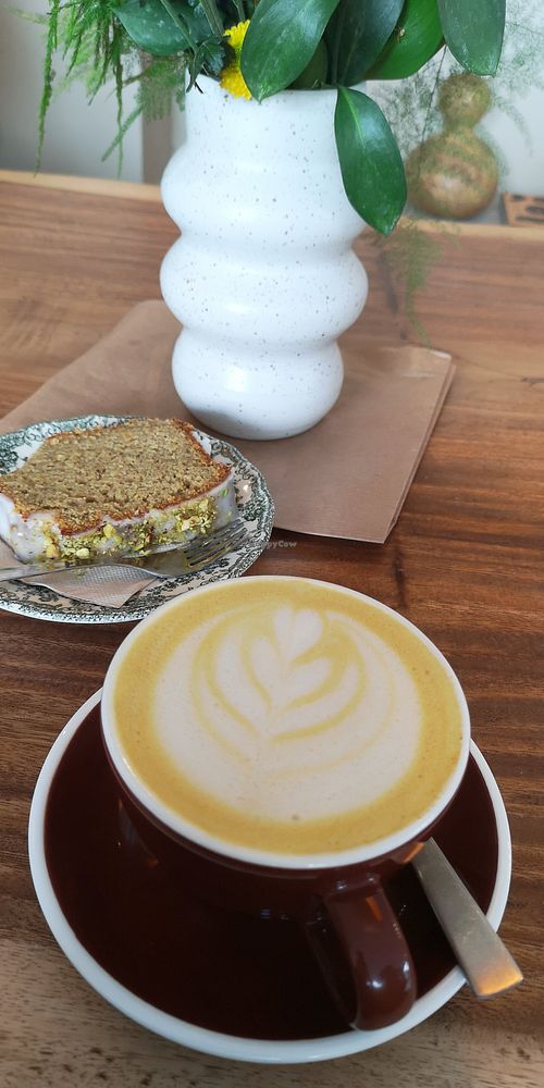 Chai latte y bizcocho pistacho at Maison Savannah  in Ibiza