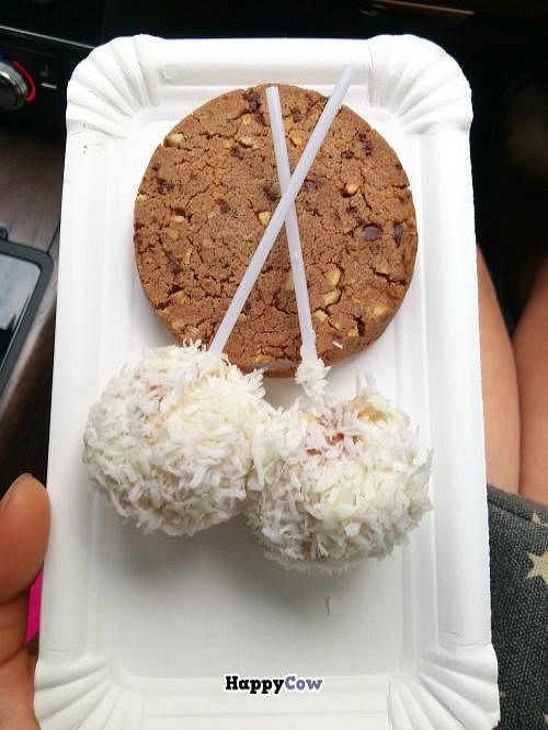 Vegan Raffaelloes & cookie at Cafe Gleichklang in Hannover