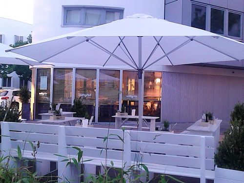 Biergarten und Restaurant im Hintergrund at Sattgrün - Hafen in Dusseldorf