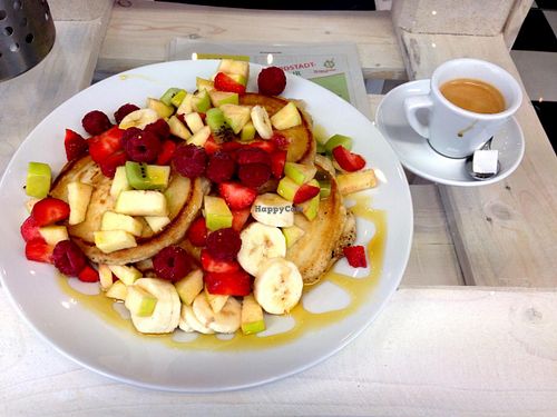 Vegan pancakes loaded with fruit and maple syrup, and the second double espresso. at Bellas Cupcakes in Wuppertal