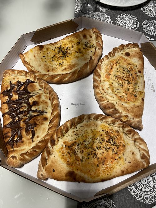 Calzones incríveis! Meus favoritos foram o caprese e o sensação (doce).   at Templo do Kalzone e Pizzaria Ltda. in Balneario Camboriu