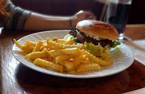 Gemüsepatty mit gegrillter Annanas und veganer Mango-Mayonnaise soße. 🤤 at Wirt z'Aching in Braunau