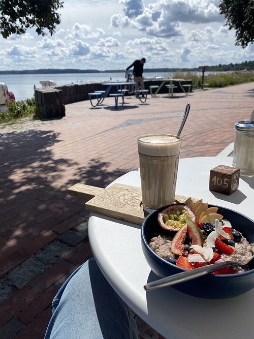 Himbeer Bowl, Chai Latte mit Hafermilch  at Strandgeflüster in Eckernfoerde