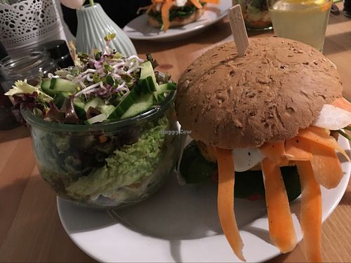 burger & salad at HappenPappen in Hamburg