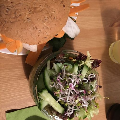 burger, salad, lemonade at HappenPappen in Hamburg