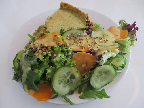 Sweet potato quiche with a salad (cucumber, carrots, lettuce, arugula, roasted buckwheat kernels) at HappenPappen in Hamburg