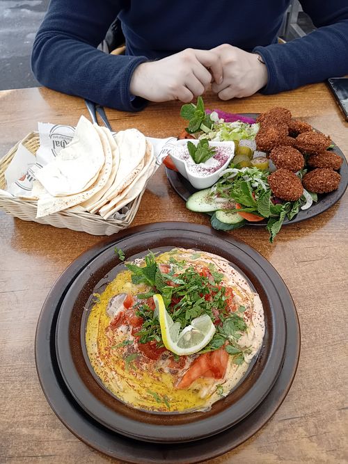 Bohnenteller und Falafellgericht at Alkhal Restaurant in Heilbronn