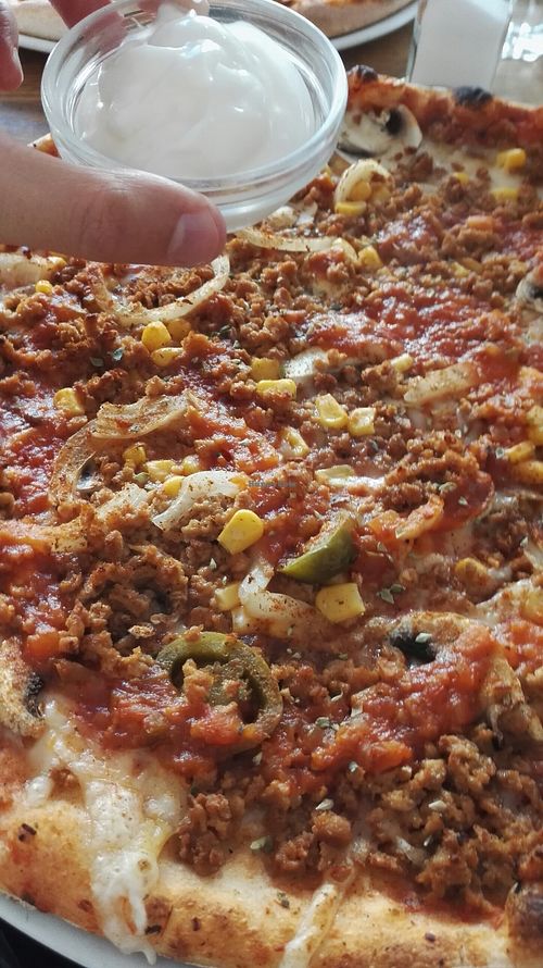 new mexicana pizza with garlic sauce at Dennisos Pizzeria in Stockholm