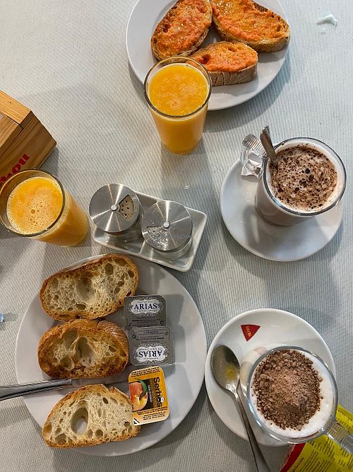 Tostadas con tomate, leche de soja y zumo naranja at Casa Morgade in Lugo