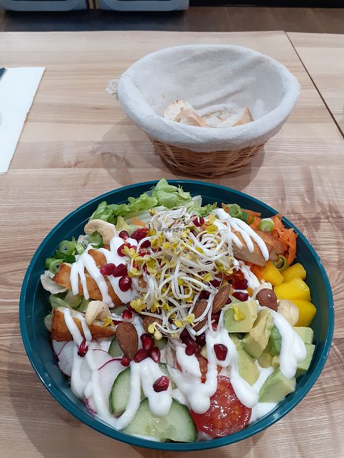 Yummy vegan chicken bowl at Bowls & More in Wolfsburg