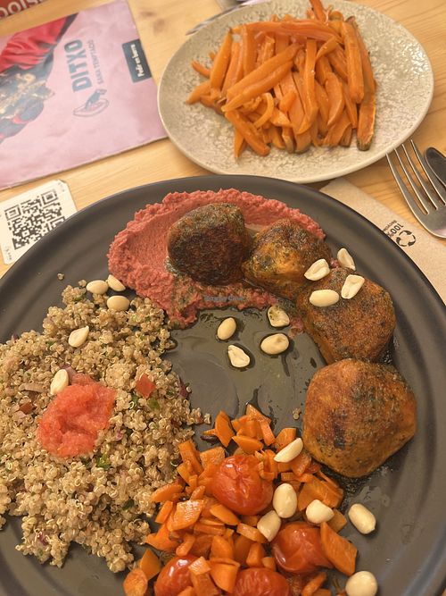 Albóndigas veganas de tofu, garbanzos y tomate seco  at Ditxo in Mallorca