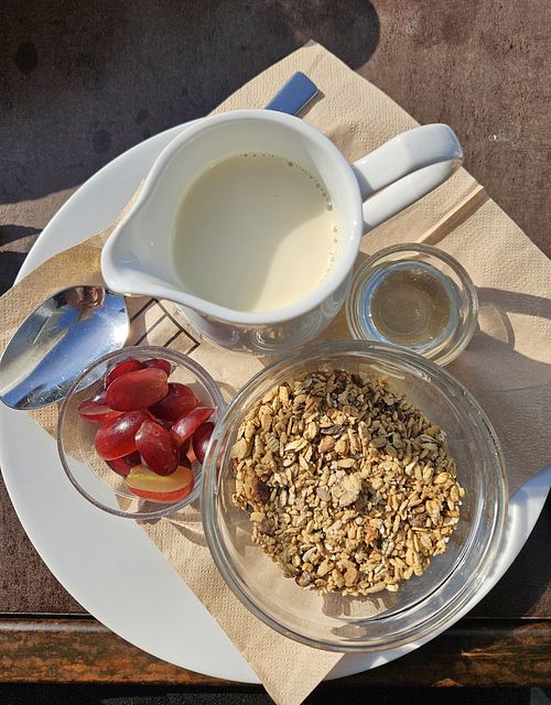 Granola with plant milk at Bulle Bistro im Glas Lennarz in Dusseldorf