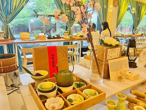 Tea and cakes at Loujiashan Museum in Shanghai