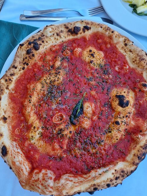 Pizza marinara at CN45 in Procida