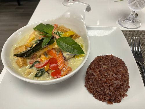 Green curry with red rice at Tifudi in Anderson