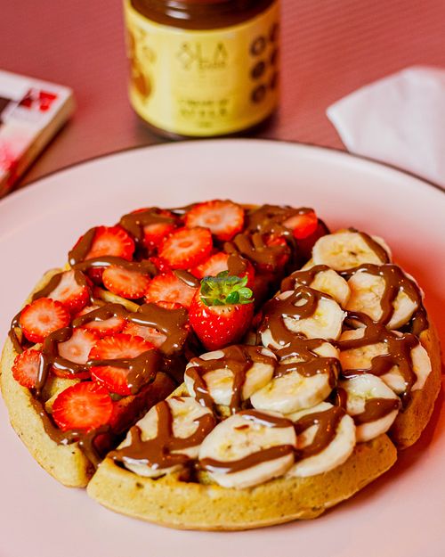Waffle vegano acompanhado de frutas e creme de avelã Labbar  at The Koffie Waffles in Brasilia