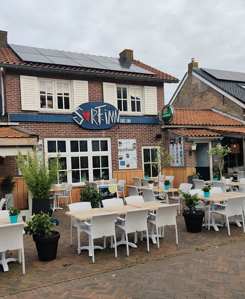 Drei vegane Gerichte. Sehr nettes Personal. Das Lokal ist im alten Stadtkern und sehr uhrig. at Surf-Inn in Scharendijke