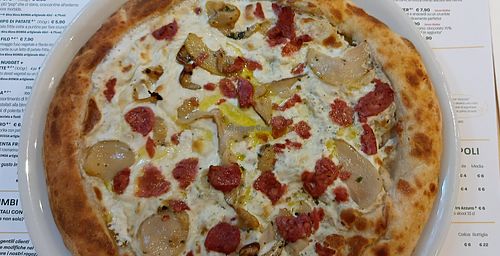 Vegan gorgonzola "gorgeous" pizza at Pit'sa in Milan