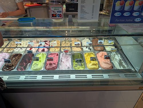 Vegan: dunkel Schokolade, Heidelbeere, Apfel, Johannisbeere, Wassermelone, Waldmeister, Mango, Erdbeere, Zitrone at Eiscafe Jacobs in Hamburg