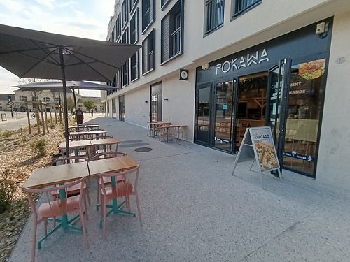 Outside at Pokawa in Blois