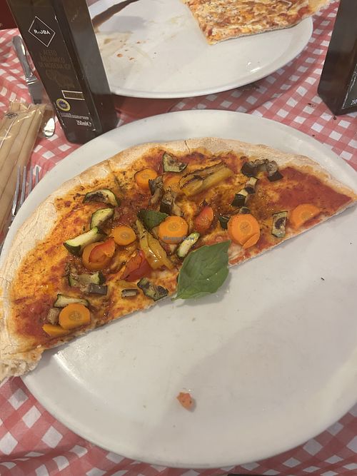 Vegetarian pizza ommiting cheese   at Trattoria Pizzeria da Gioia in Venice