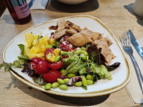 Crunchy planted.chicken Bowl at Dean & David - Millennium City in Vienna
