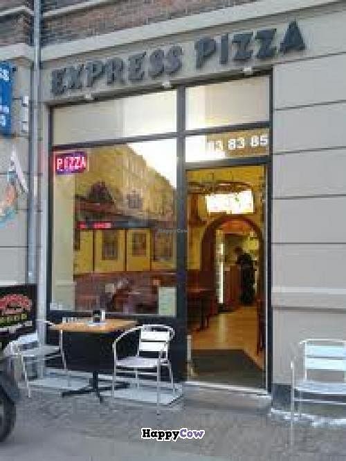 Pizzaer:
1. tomatsauce, 'ost' og tre slags valgfri grøntsager - 69 kr.

2. tomatsauce, 'ost', 'skinke' og to slags valgfri grøntsager - 76 kr.

3. tomatsauce, 'ost', 'peperoni' og to slags valgfri grøntsager - 76 kr.

4. tomatsauce, 'ost',  at Express Pizza in Copenhagen