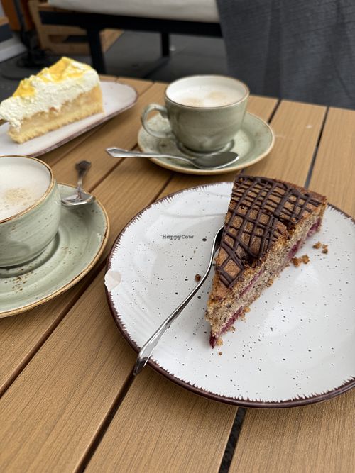 Vorne Veganer Haselnuss Kirsch Kuchen und Cappuccino mit Hafermilch (Schlauch sogar gereinigt)  at Café Clara in Puenderich