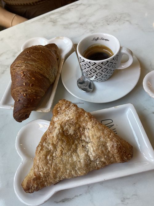 Fagottino di mele e croissant ripieni di marmellata al melograno  at Tiffany's Bakery in Bussolengo