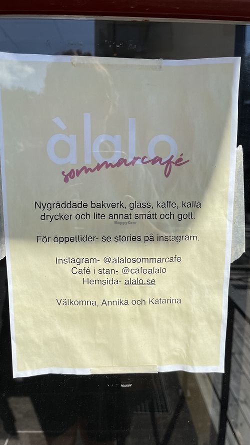 Sign out front  at À la Lo Sommarcafé in Vaxholm