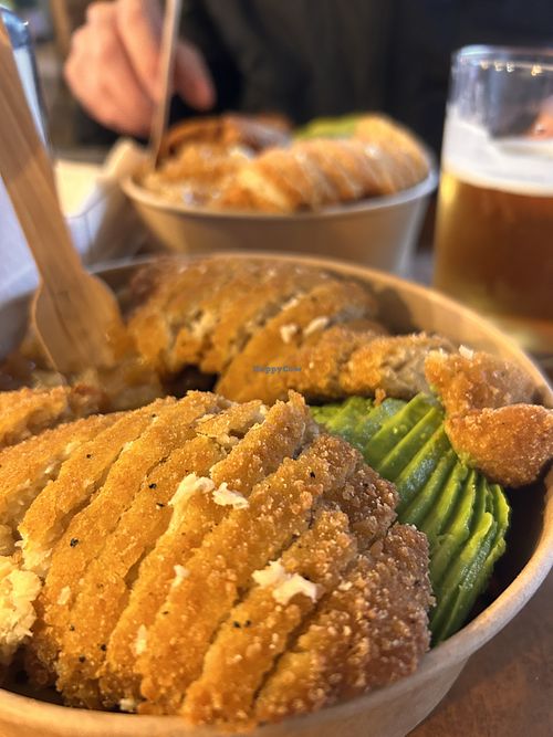 Poke con base de patatas, heura y aguacate con salsa barbacoa vegana y cebolla caramelizada   at Topa  in Bilbao