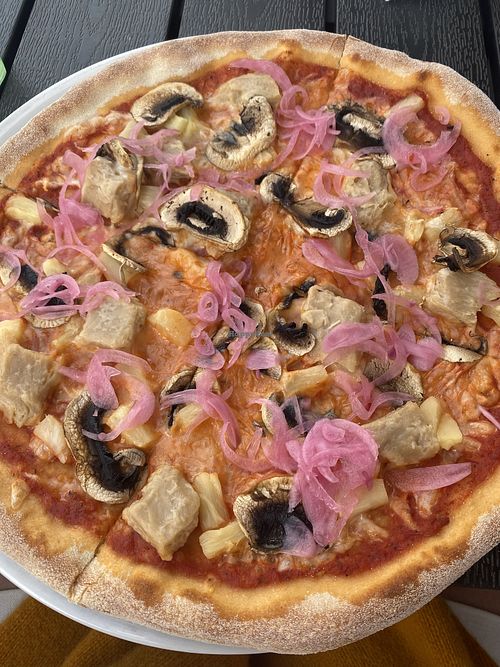 NoChicken, pineapple, mushrooms, pickled red onions with vegan cheesee  at Kotipizza in Mariehamn
