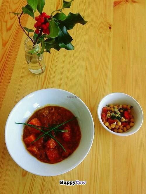 Carrot soup and chickpeas salad at Sopa - Boronat in Barcelona