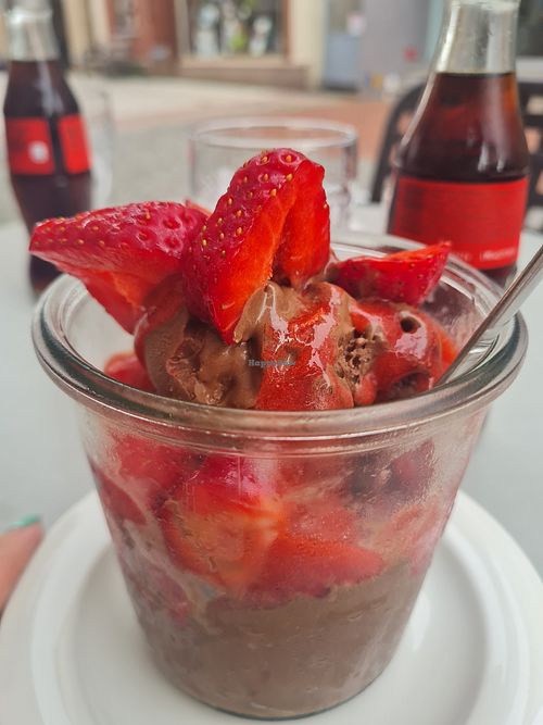 Erdbeerbecher zusammengestellt mit veganer "Ecuador - Bitterschokolade" sowie frischen Erdbeeren und veganer Erdbeersauce at Eiscafé Venezia - Maybe closed in Verden