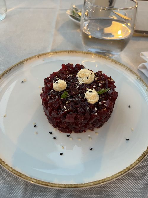 Rote Beete Tatar mit Tofucreme  at Ama Restaurant in Pula