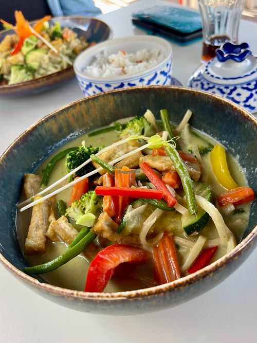 Keng Kiew Waan Tofu 🌶🌶 (Groene curry met  bamboescheuten, basilicum en groentjes) €24 at Thai Lin in Kortrijk