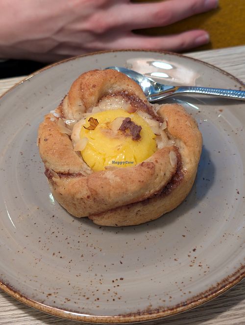 Vegan cinnamon role at Trygstad Bakeri og Konditori in Roeros