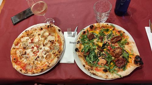 A la izquierda, pizza llanisca tres quesos y a la derecha, pizza vegana at Pizzeria La Compuerta Llanes in Llanes