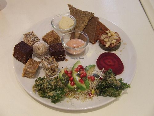 'proeverij' (a little bit of everything) € 10,75 at Rawsome in Arnhem