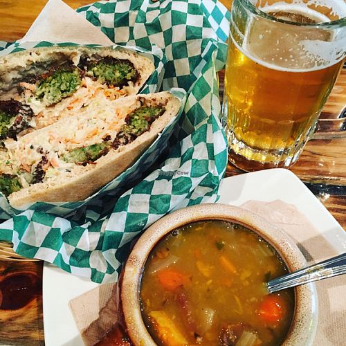 Sandwich Falafel traditionnel, soupe aux lentilles et bière: all Vegan et Bio!  at Panthere Verte - Plateau in Montreal