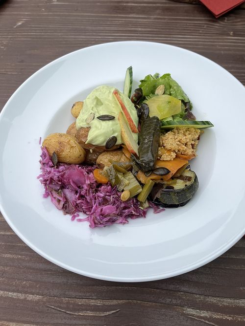 Kartoffel Bowl mit saisonalem Gemüse   at Café Schloss Türnich in Kerpen