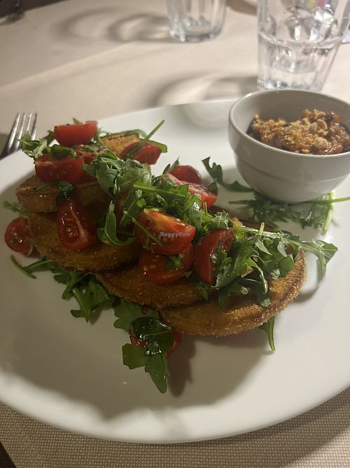 Cotoletta di melanzane su insalatina di pomodorini e rucola  at La Voglia in Malcesine